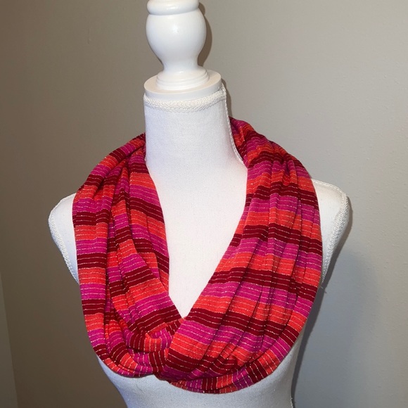 The Limited Infinity Scarf - Picture 1 of 2